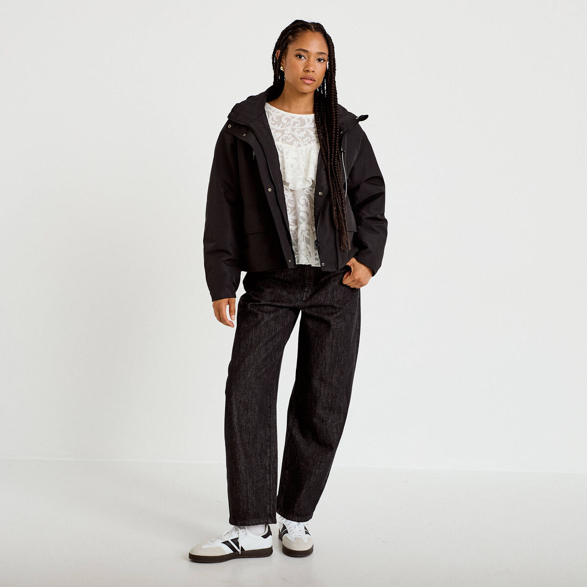 Veste courte bas resserr&eacute; &agrave; capuche noir femme
