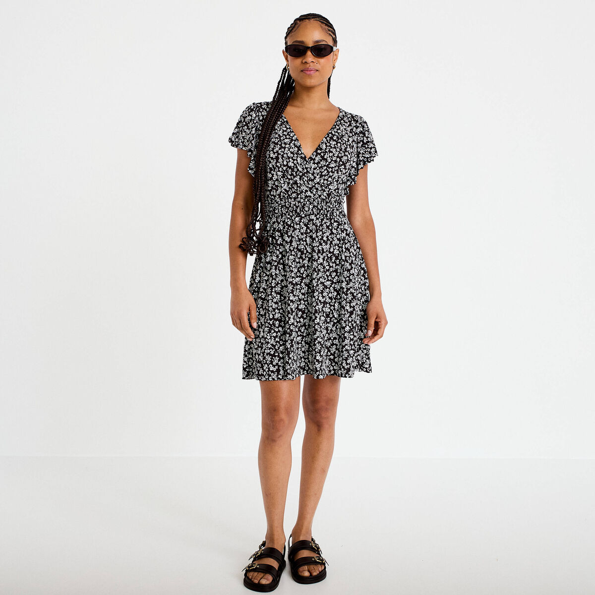 Robe courte &eacute;vas&eacute;e col v manches courtes noir femme