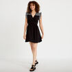 Robe courte &eacute;vas&eacute;e col v manches courtes noir femme