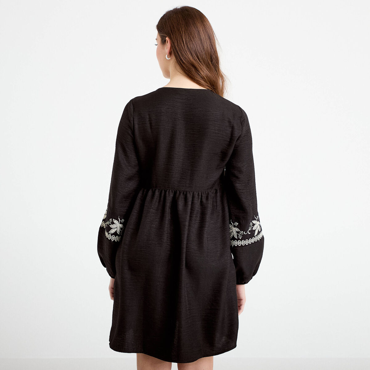 Robe brod&eacute;e en cr&ecirc;pe noir femme