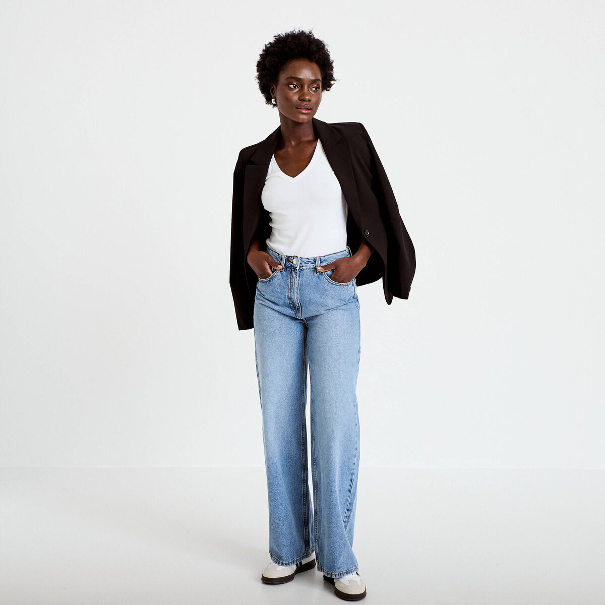 T-shirt ajust&eacute; col v manches courtes blanc femme