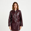 Veste droite cropped en similicuir violet fonc&eacute; femme