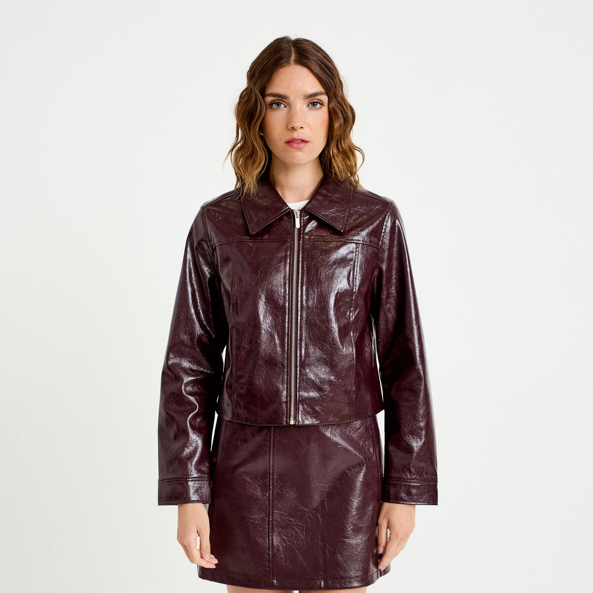 Veste droite cropped en similicuir violet fonc&eacute; femme