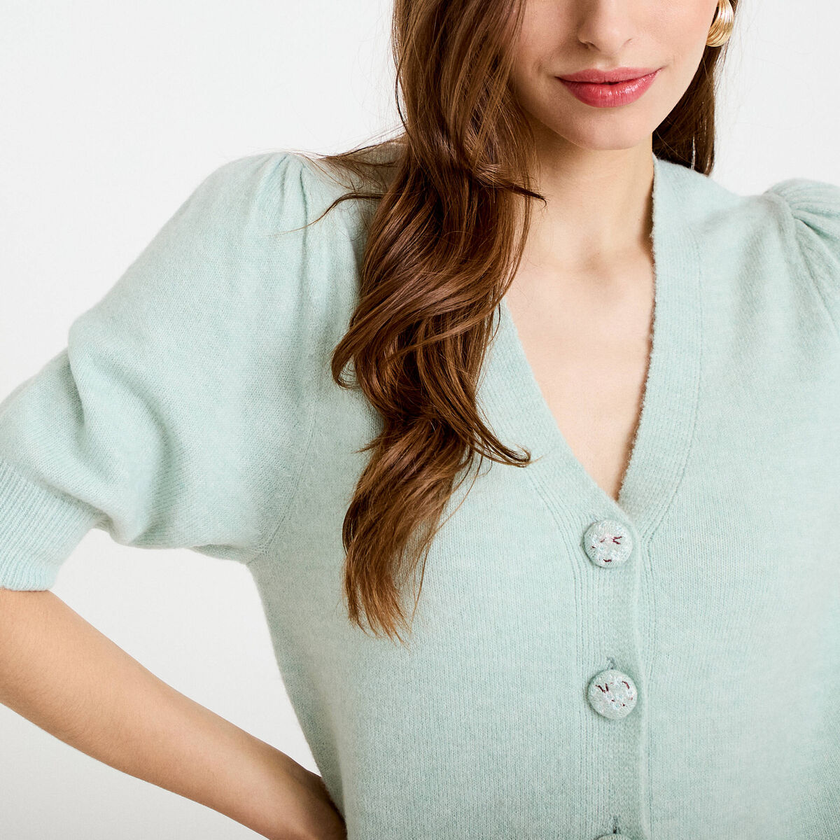 Pull manches courtes boutons brod&eacute;s vert pastel femme