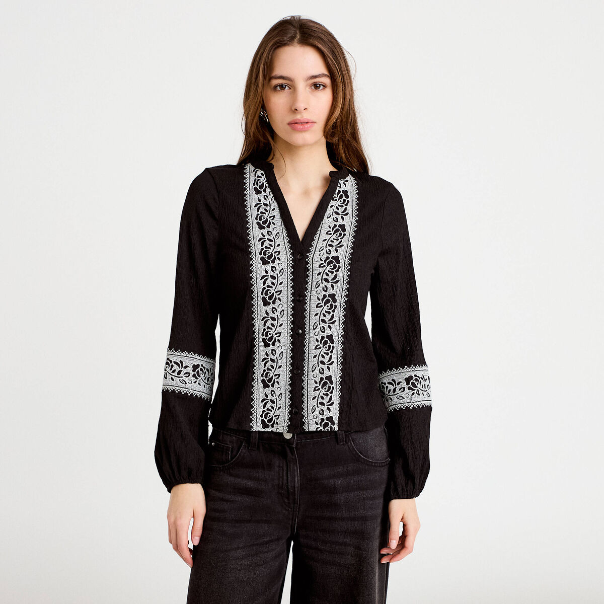 Blouse brod&eacute;e col tunisien noir femme