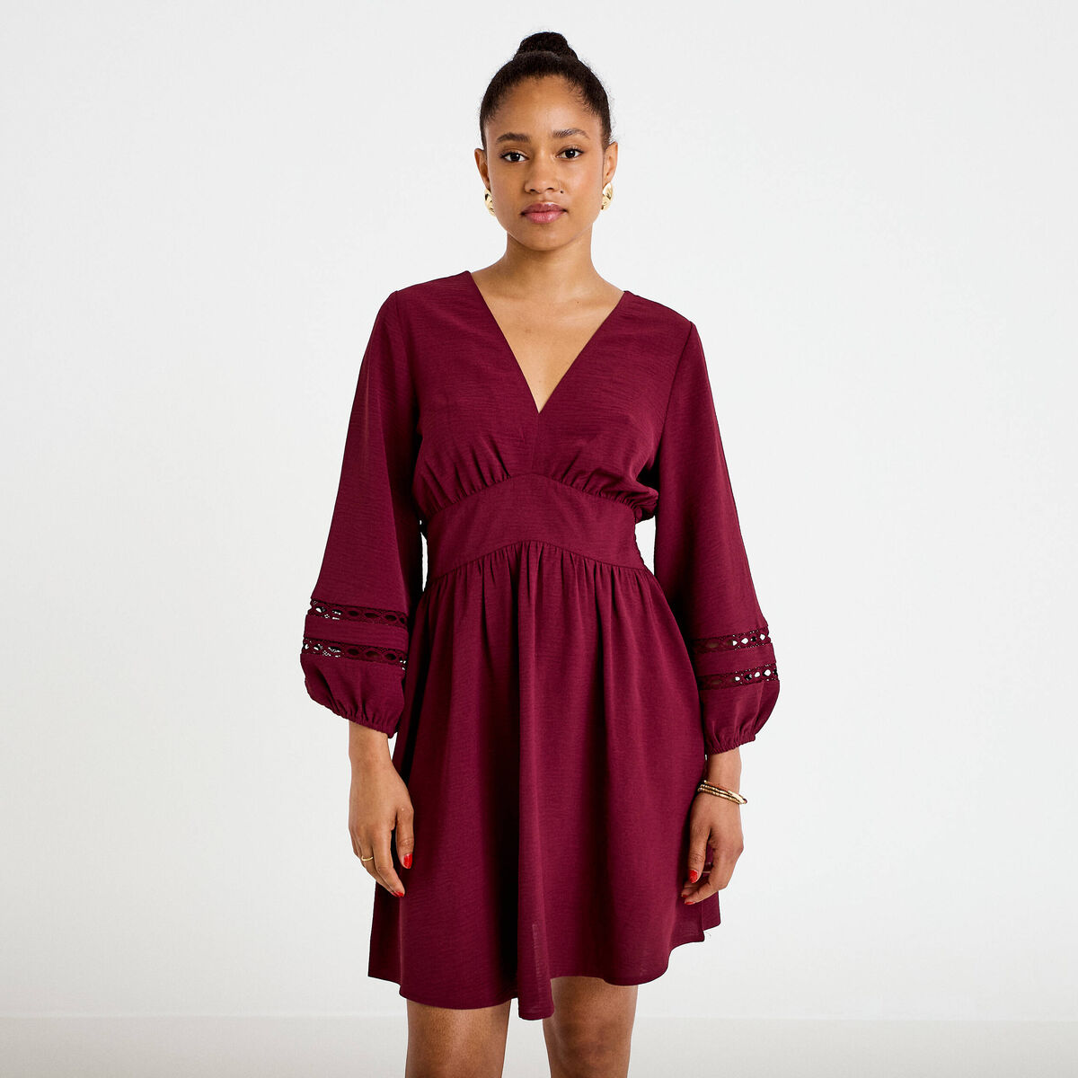 Robe courte &eacute;vas&eacute;e col v manches 3/4 bordeaux femme