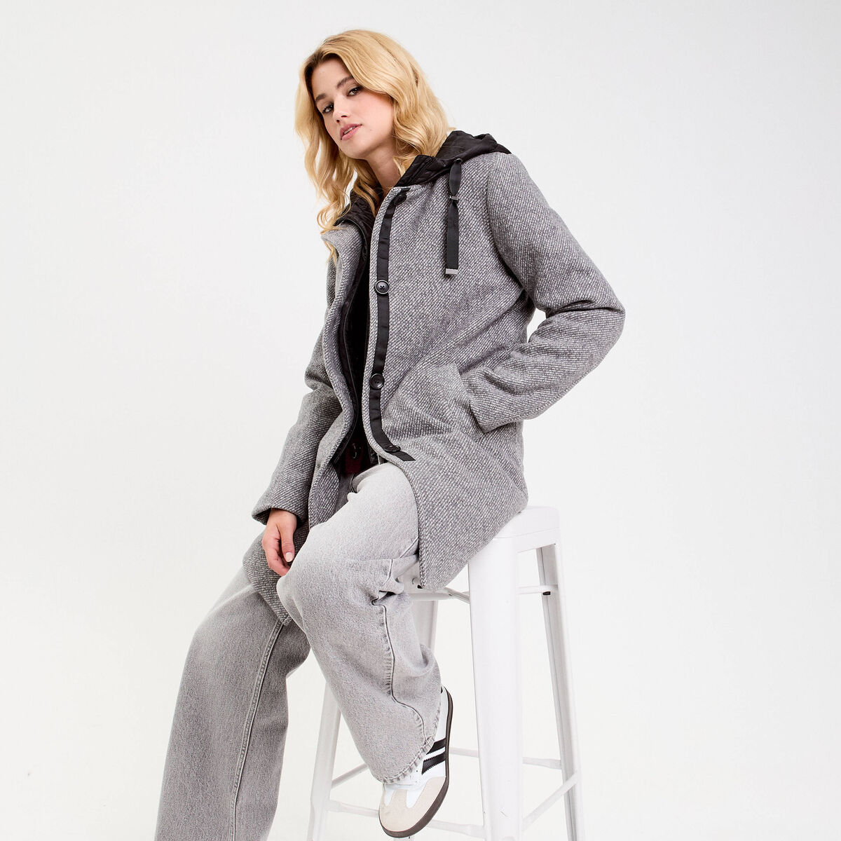 Manteau droit long &agrave; capuche gris clair femme