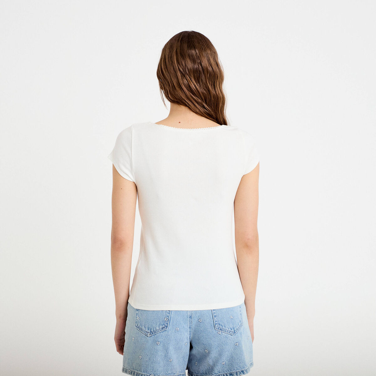 T-shirt cintr&eacute; d&eacute;collet&eacute; manches courtes ecru femme