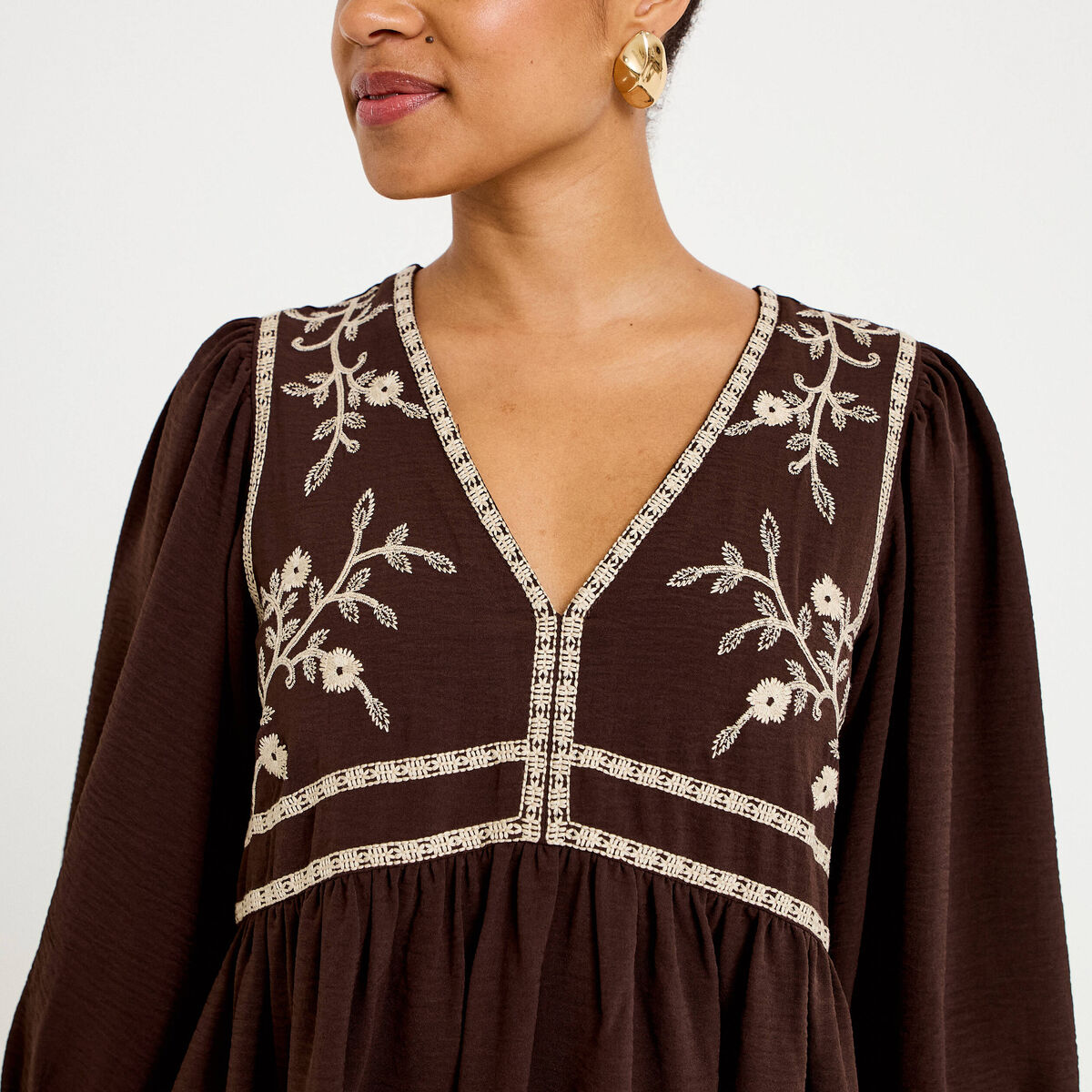 Robe droite courte col v manches 3/4 marron fonc&eacute; femme
