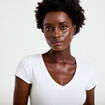 T-shirt ajust&eacute; col v manches courtes blanc femme