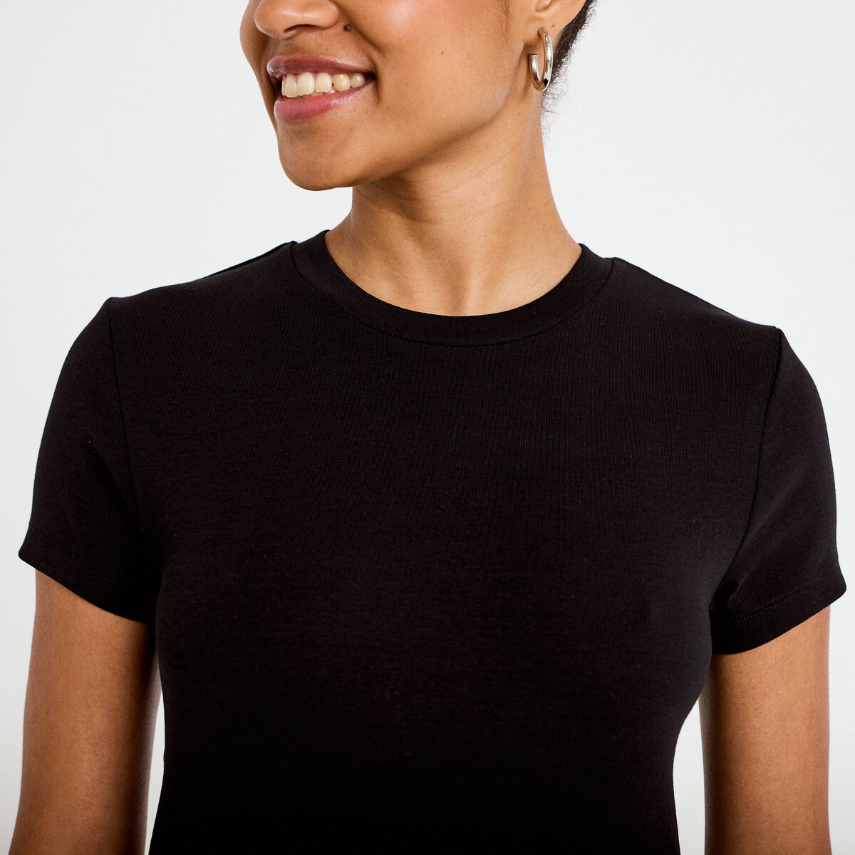 Top ajust&eacute; col rond manches courtes noir femme