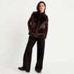 Veste courte ajust&eacute;e sans manches marron fonc&eacute; femme