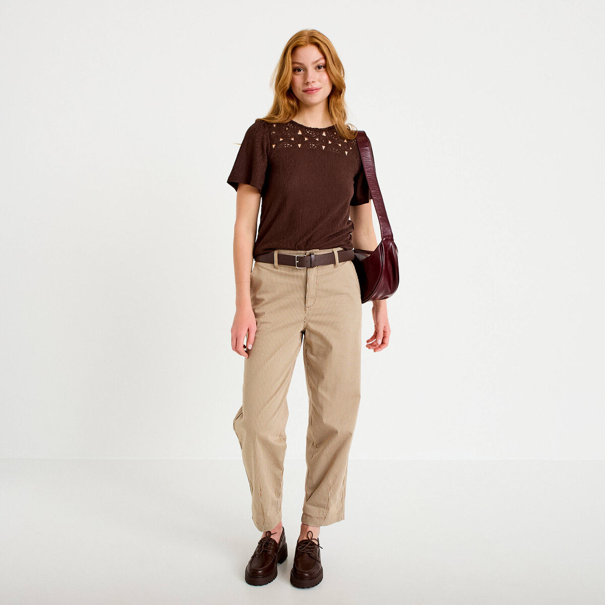 T-shirt manches courtes aspect dentelle marron fonc&eacute; femme