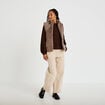 Veste courte ajust&eacute;e sans manches taupe femme