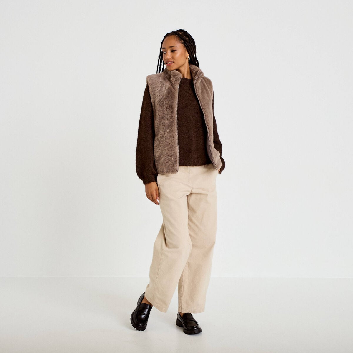 Veste courte ajust&eacute;e sans manches taupe femme