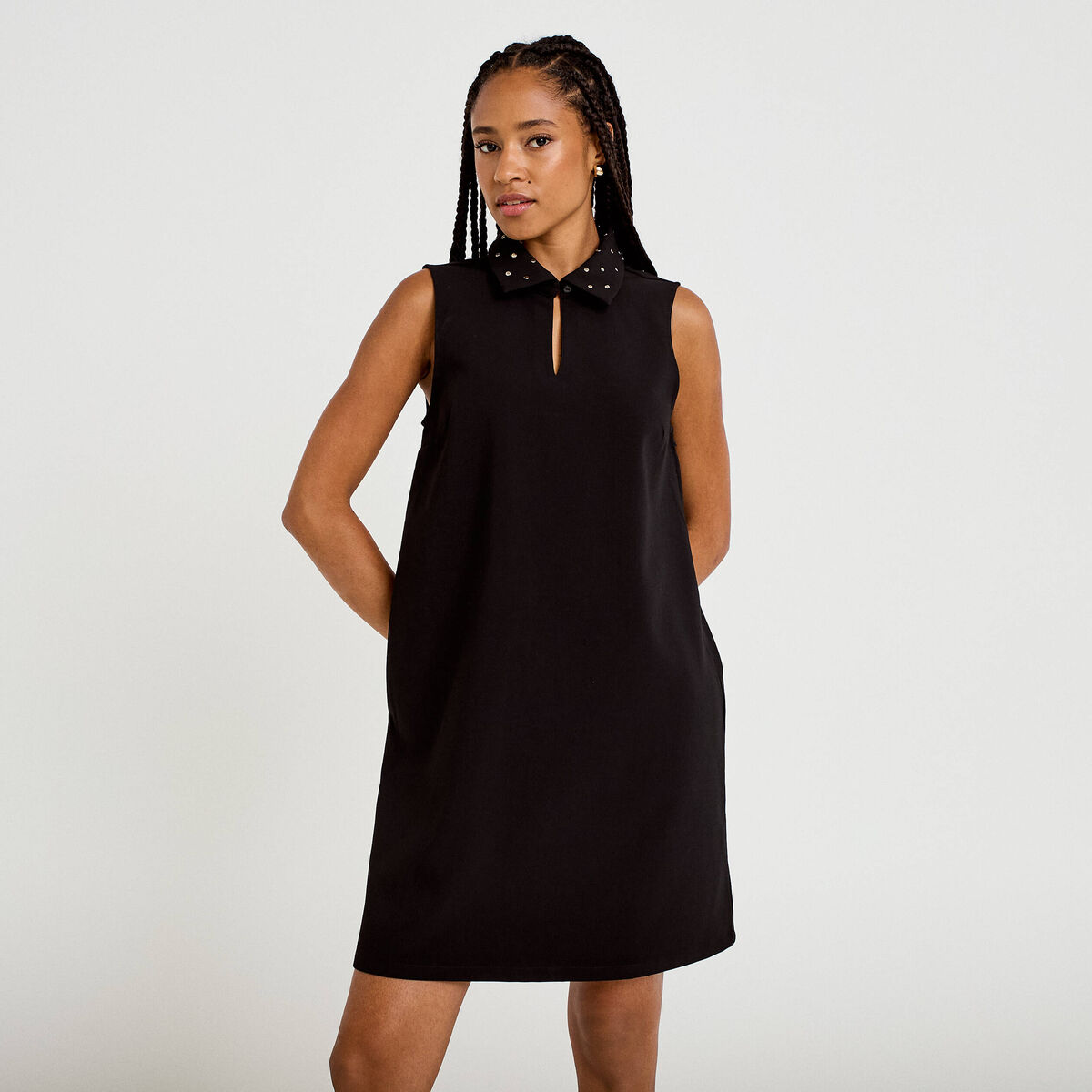 Robe droite courte col chemise clout&eacute;e noir femme