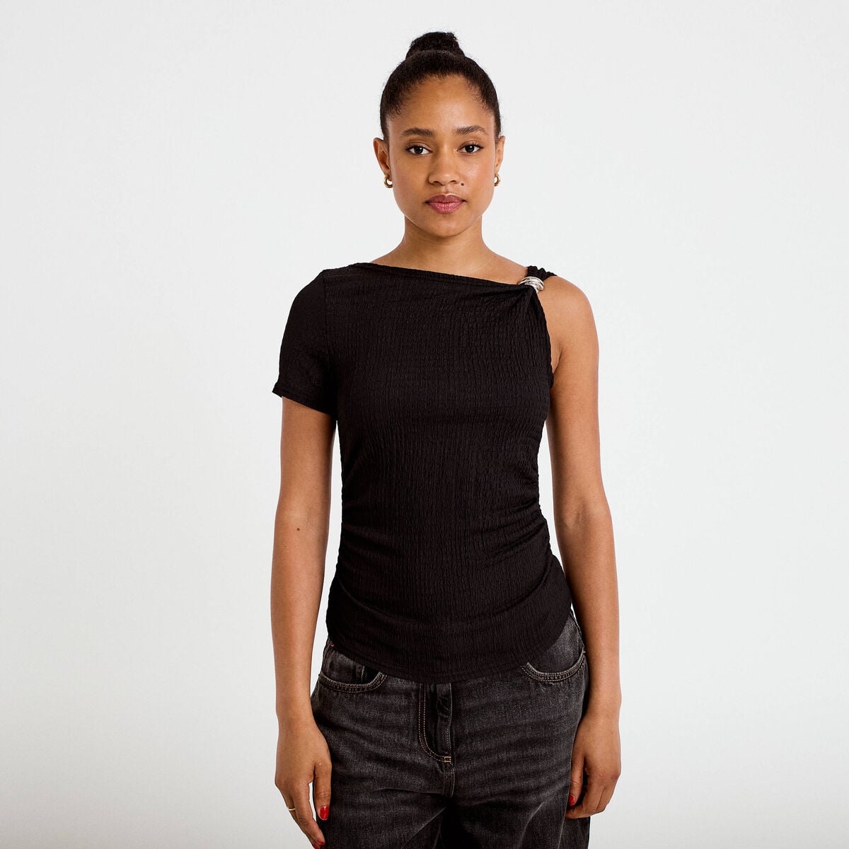 Top one shoulder pliss&eacute; manches courtes noir femme
