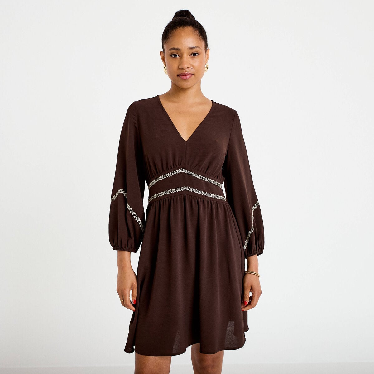 Robe courte &eacute;vas&eacute;e col v manches 3/4 marron fonc&eacute; femme
