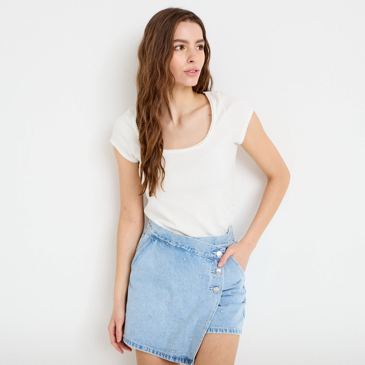T-shirt cintr&eacute; d&eacute;collet&eacute; manches courtes ecru femme