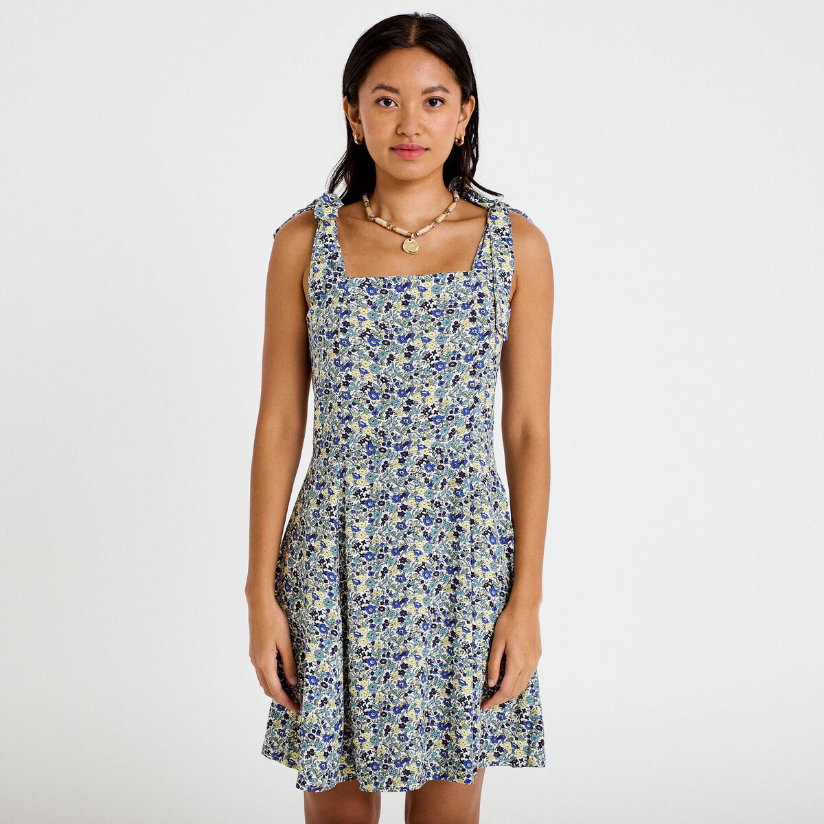 Robe courte &eacute;vas&eacute;e &agrave; fines bretelles blanc femme