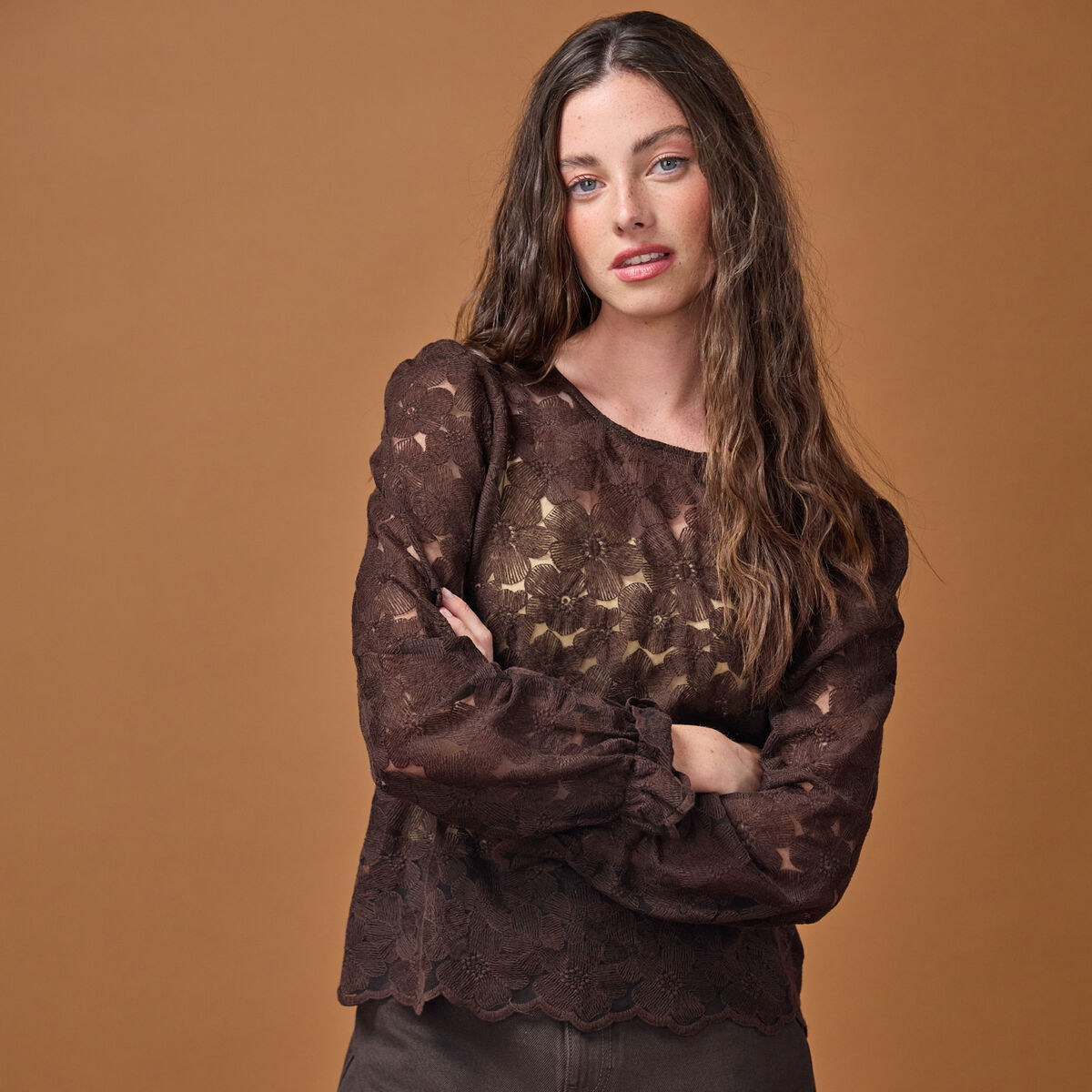 Blouse droite col v en dentelle marron fonc&eacute; femme