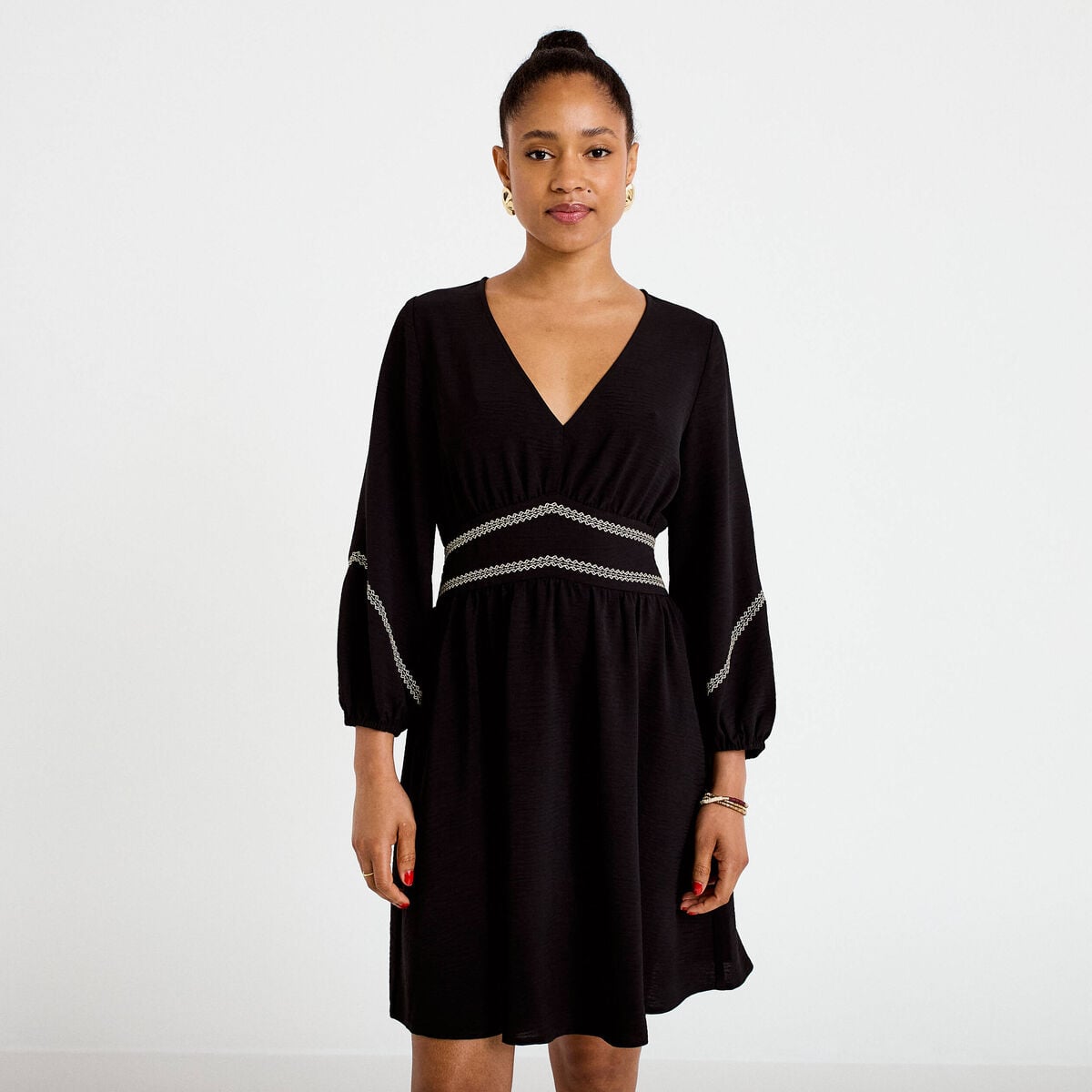 Robe courte &eacute;vas&eacute;e col v manches 3/4 noir femme