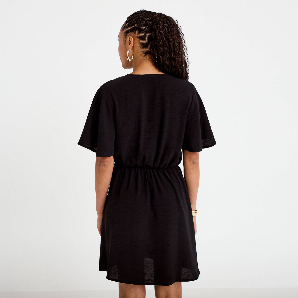 Robe courte &eacute;vas&eacute;e col v manches courtes noir femme