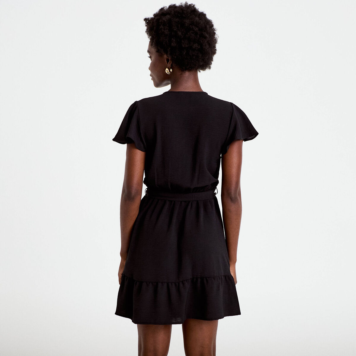 Robe courte &eacute;vas&eacute;e col v manches courtes noir femme
