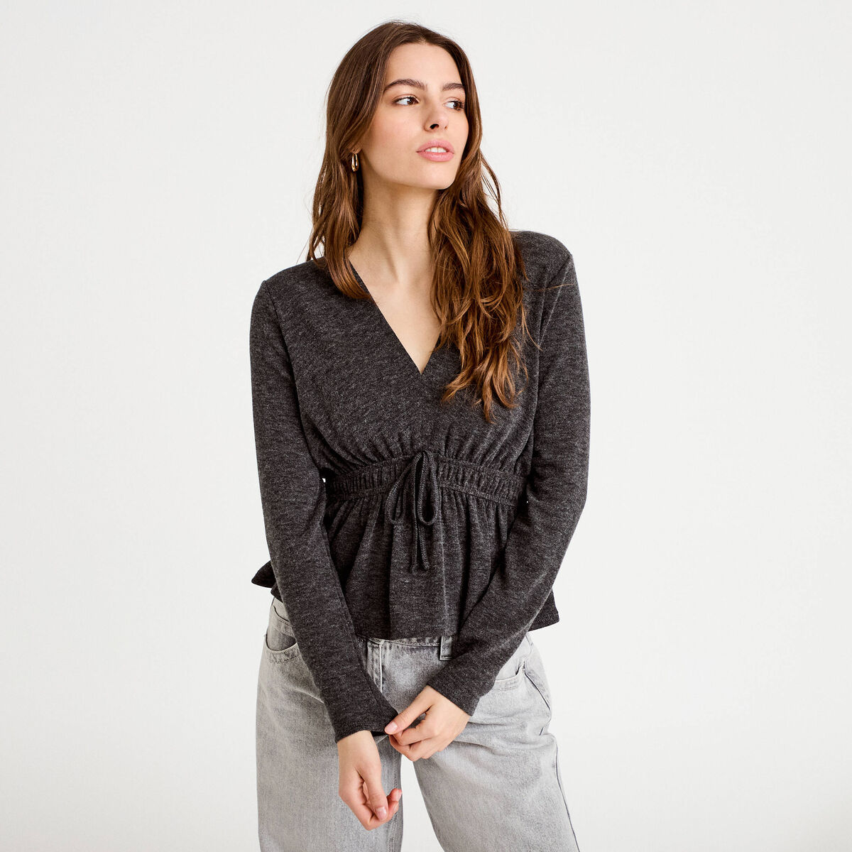 Blouse cintr&eacute;e col v manches longues gris fonc&eacute; femme