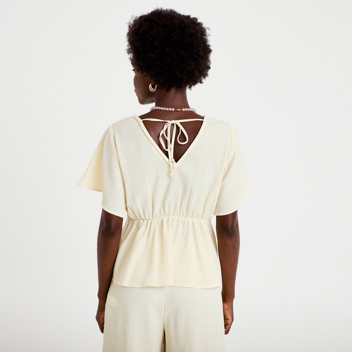 Blouse pliss&eacute;e col v manches courtes ecru femme