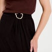 Jupe longue pliss&eacute;e avec bijou noir femme