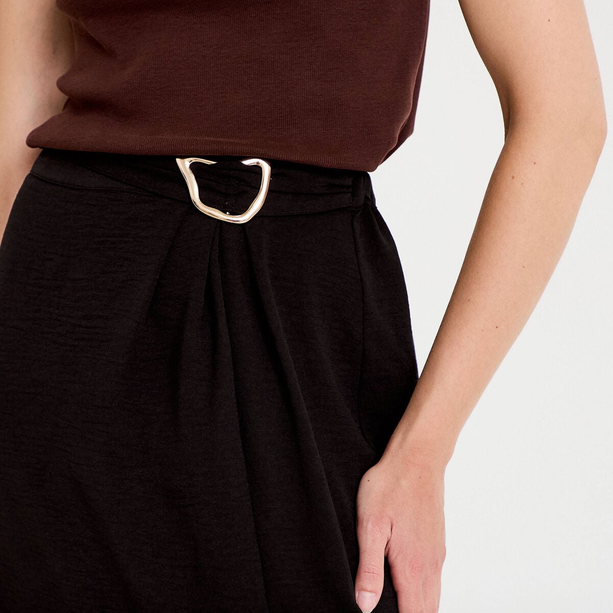 Jupe longue pliss&eacute;e avec bijou noir femme