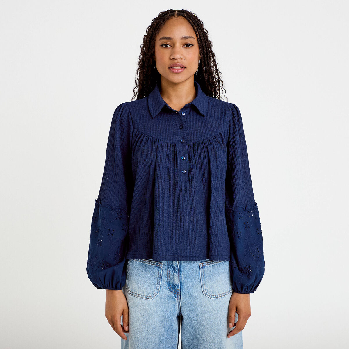 Blouse manches longues broderie bleu fonc&eacute; femme