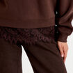 Sweat droit col rond d&eacute;tail dentelle marron fonc&eacute; femme