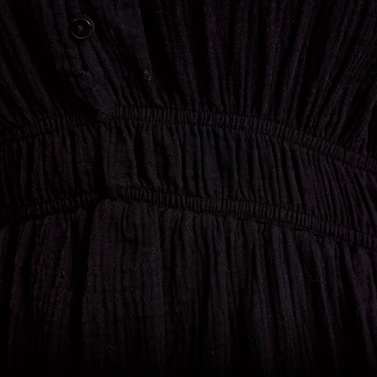Robe courte &eacute;vas&eacute;e manches courtes noir femme