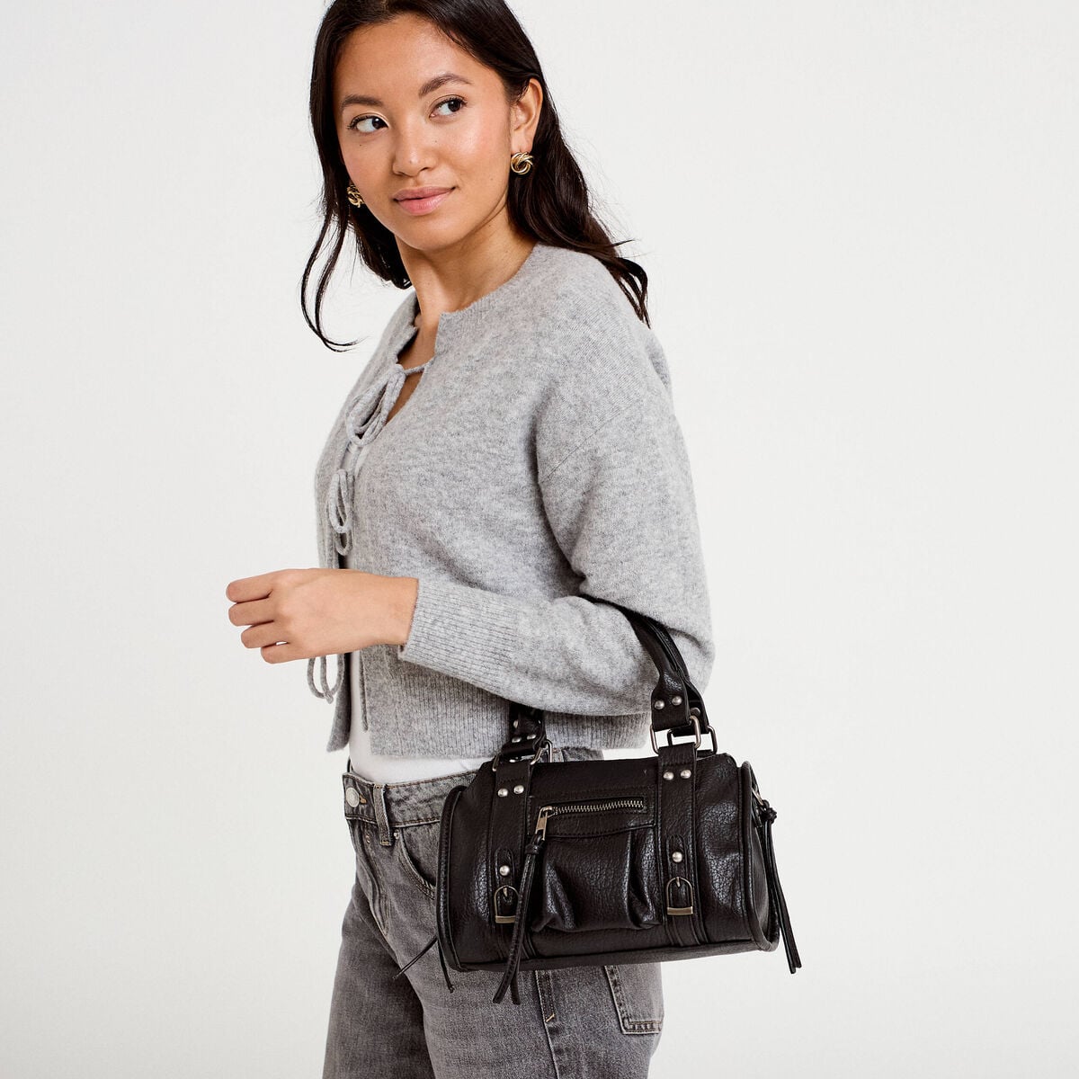 Sac port&eacute; main noir femme