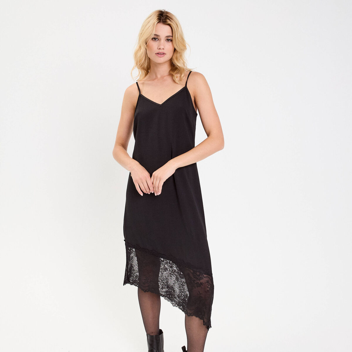 Robe longue droite col v satin&eacute;e noir femme