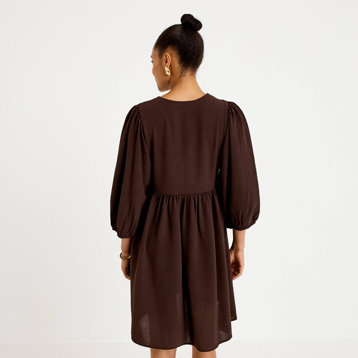 Robe droite courte col v manches 3/4 marron fonc&eacute; femme