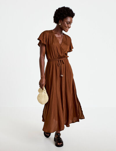 Robe longue &eacute;vas&eacute;e col v satin&eacute;e marron femme