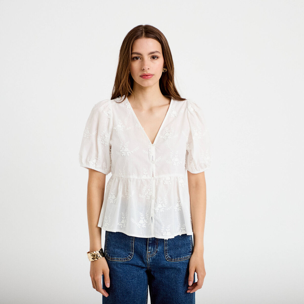 Blouse col v manches courtes brod&eacute;e ecru femme