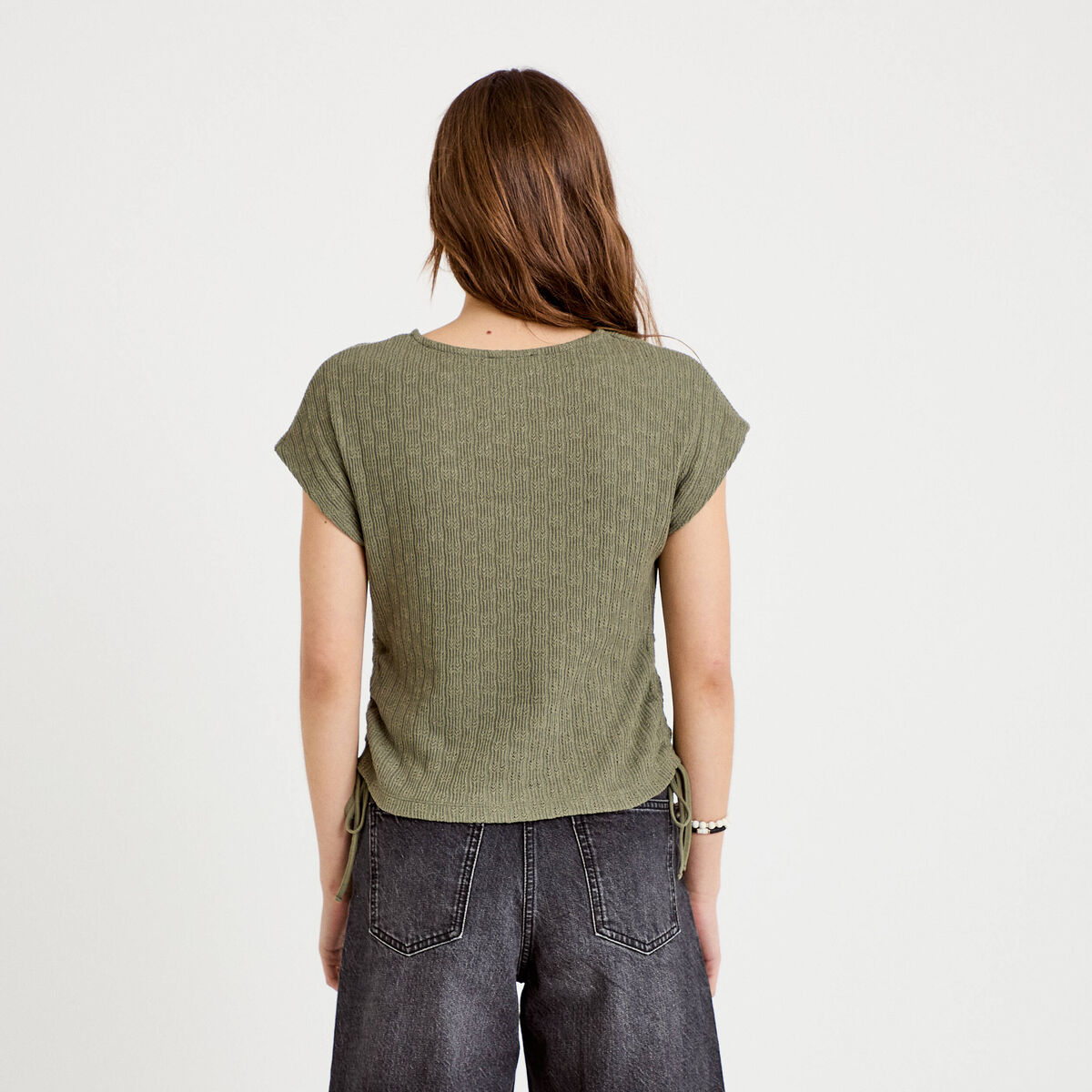 T-shirt ajour&eacute; d&eacute;tails cordons vert kaki femme