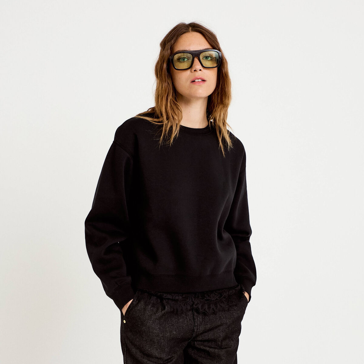 Sweat droit col rond d&eacute;tail dentelle noir femme