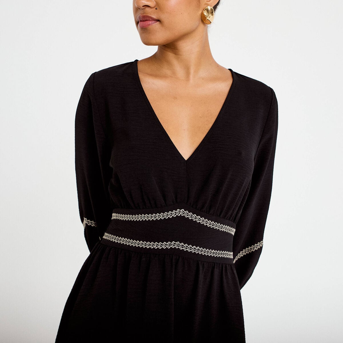 Robe courte &eacute;vas&eacute;e col v manches 3/4 noir femme