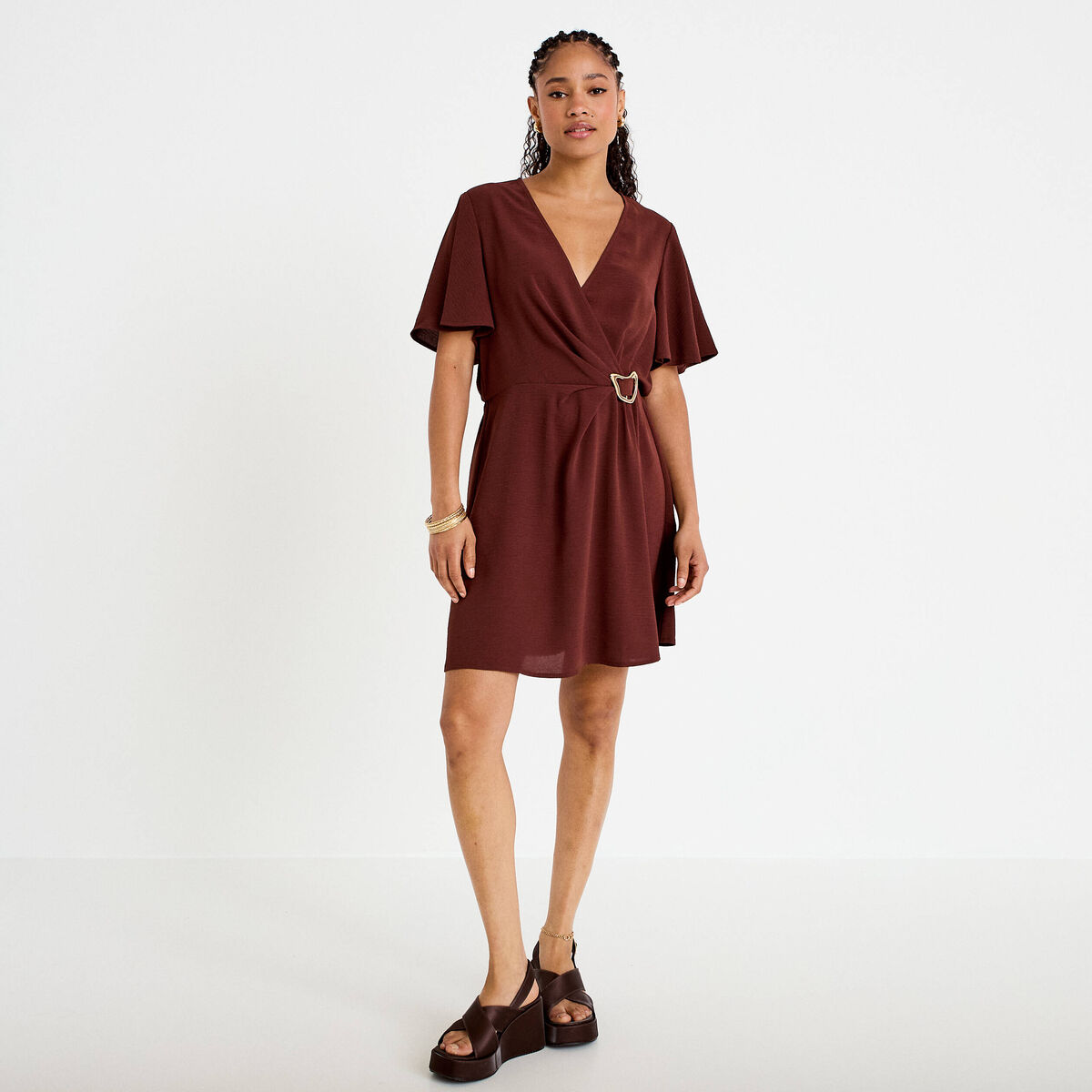 Robe courte &eacute;vas&eacute;e col v manches courtes marron femme