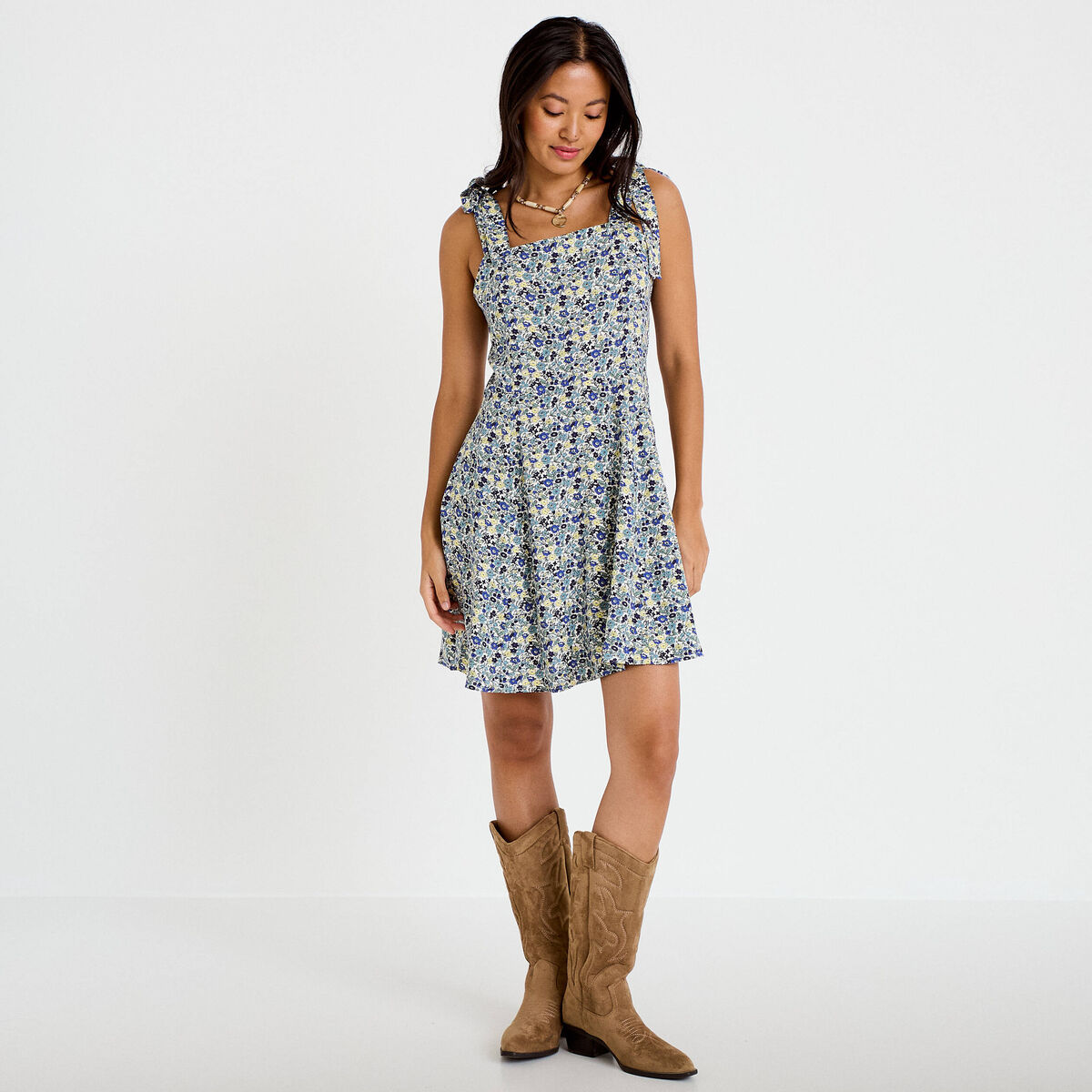 Robe courte &eacute;vas&eacute;e &agrave; fines bretelles blanc femme