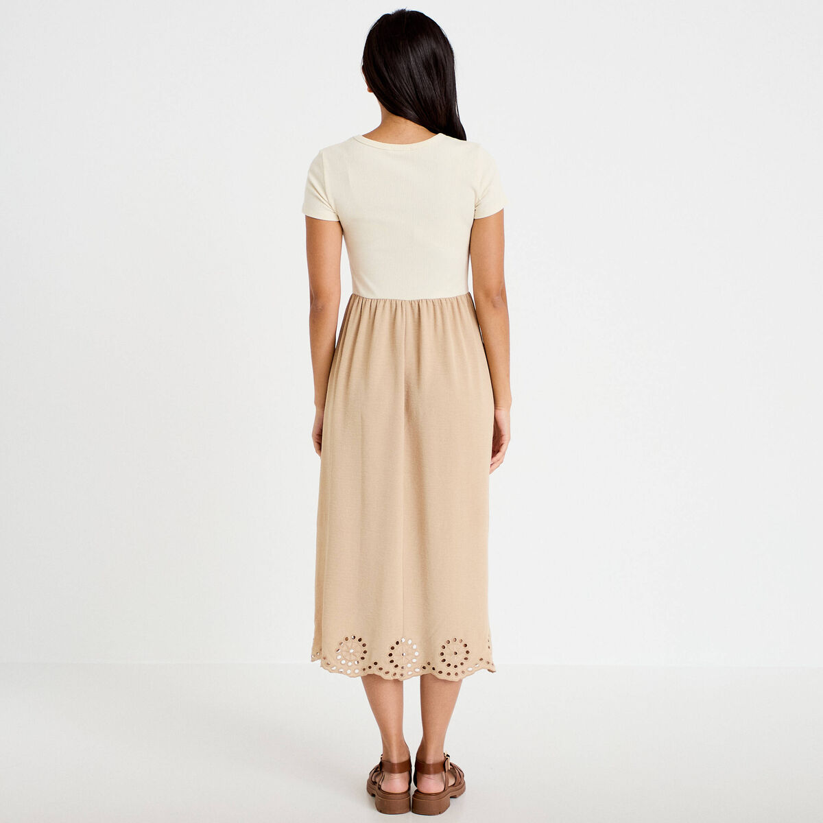 Robe longue &eacute;vas&eacute;e bi-mati&egrave;re brod&eacute;e sable femme