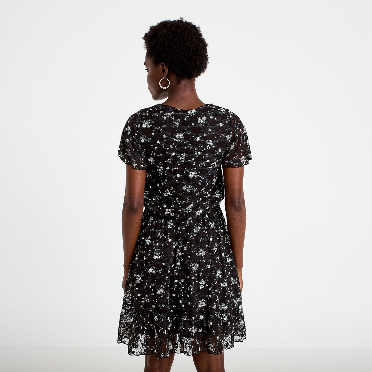 Robe courte &eacute;vas&eacute;e en dentelle col v noir femme