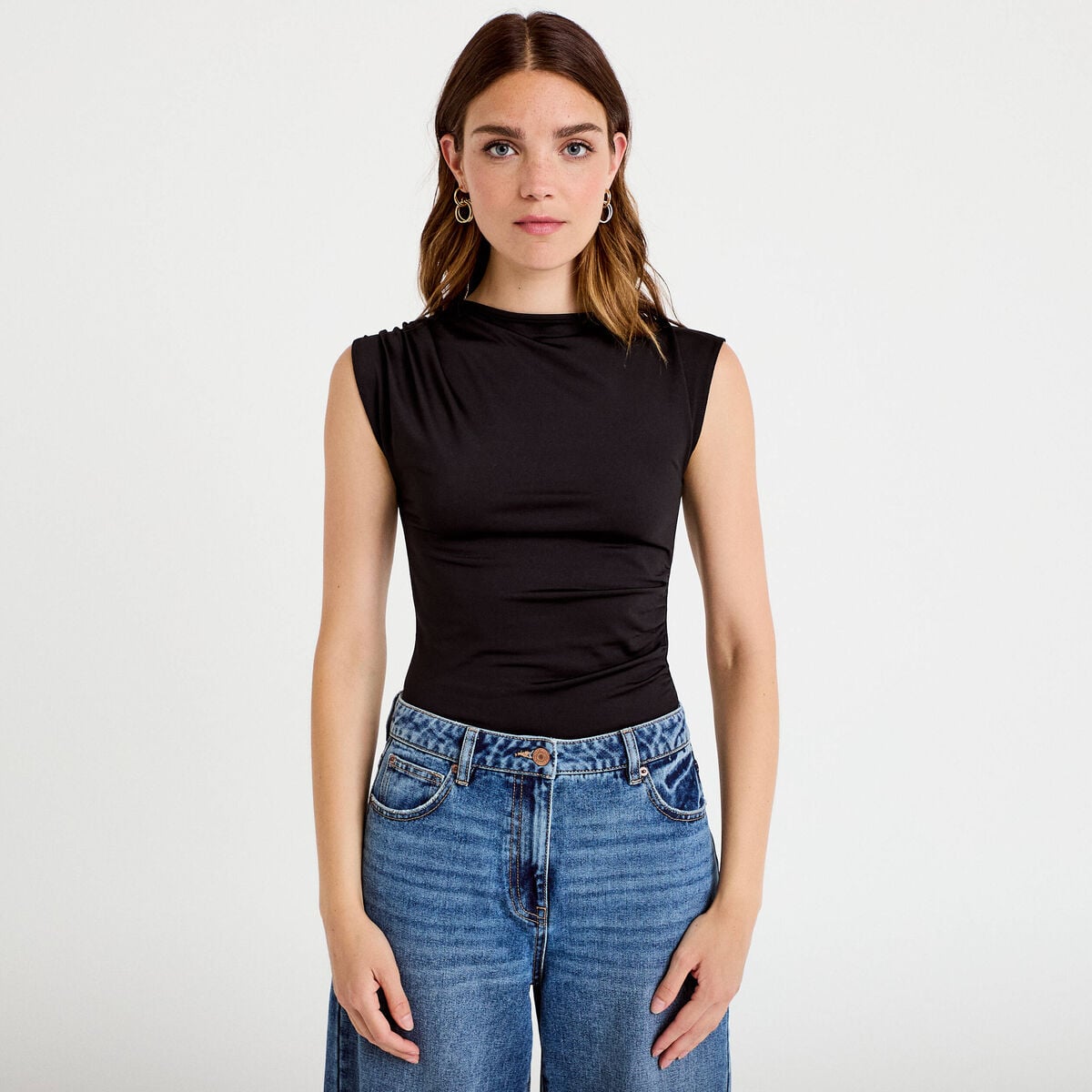 Body ajust&eacute; d&eacute;collet&eacute; sans manches noir femme