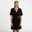 Robe courte &eacute;vas&eacute;e col v manches courtes noir femme