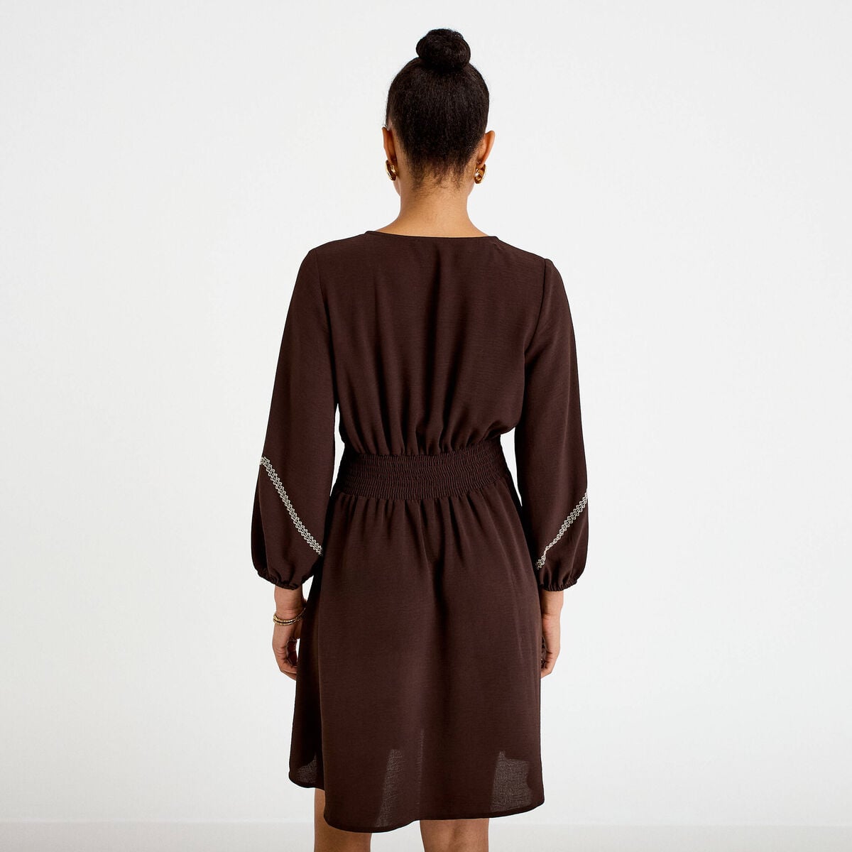 Robe courte &eacute;vas&eacute;e col v manches 3/4 marron fonc&eacute; femme